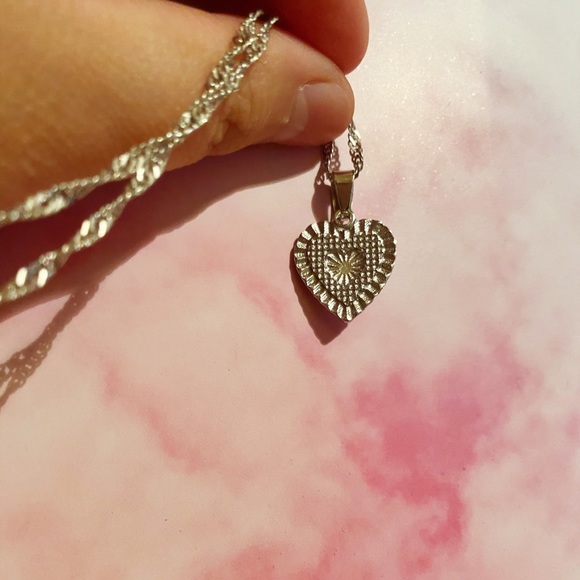 *SOLD* - Beautiful Silver Heart Necklace - Picture 4 of 4